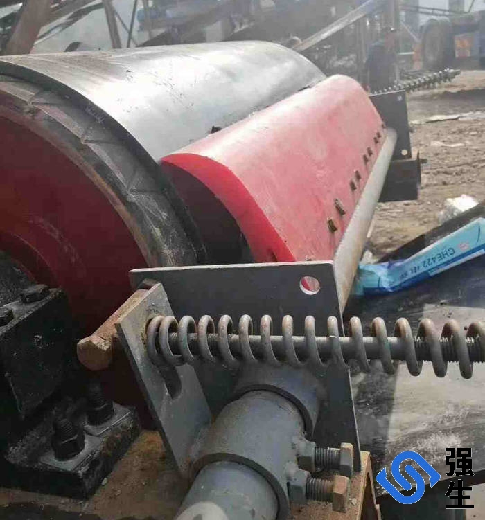 濱州強(qiáng)生重工(電話18366865222)專注生產(chǎn)聚氨酯清掃器清掃器,輸送帶清掃器,皮帶機(jī)清掃器,聚氨酯清掃器,皮帶清掃器,聚氨酯刮刀、聚氨酯刮板、清掃器刮板、聚氨酯清掃器
